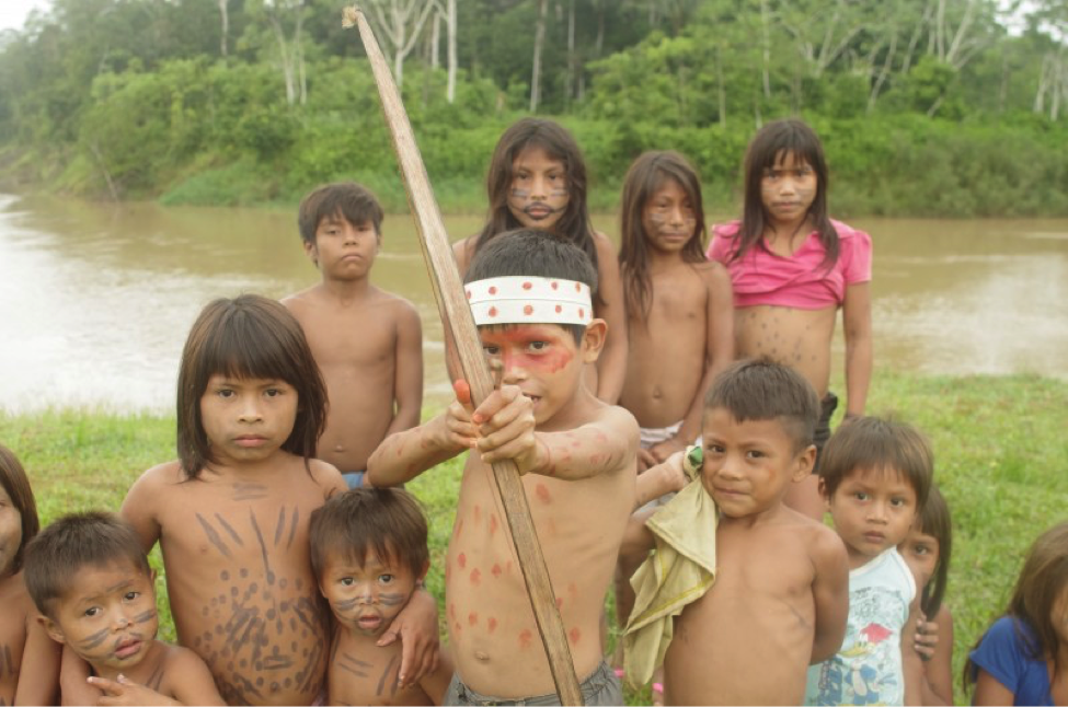 Ativistas navegaram por dez horas no rio Moa, pelo Parque Nacional da Serra do Divisor, para encontrar-se com comunidades Nawa, Nukini e Puyanawa. Crédito da foto: 350.org