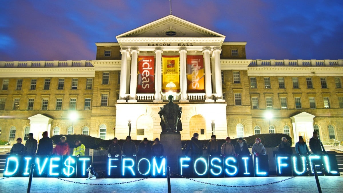 Movilización dentro del campus de la Universidad de Wisconsin. Se puede leer en la imagen: "Desinviertan los combustibles fósiles". Créditos: 350.org