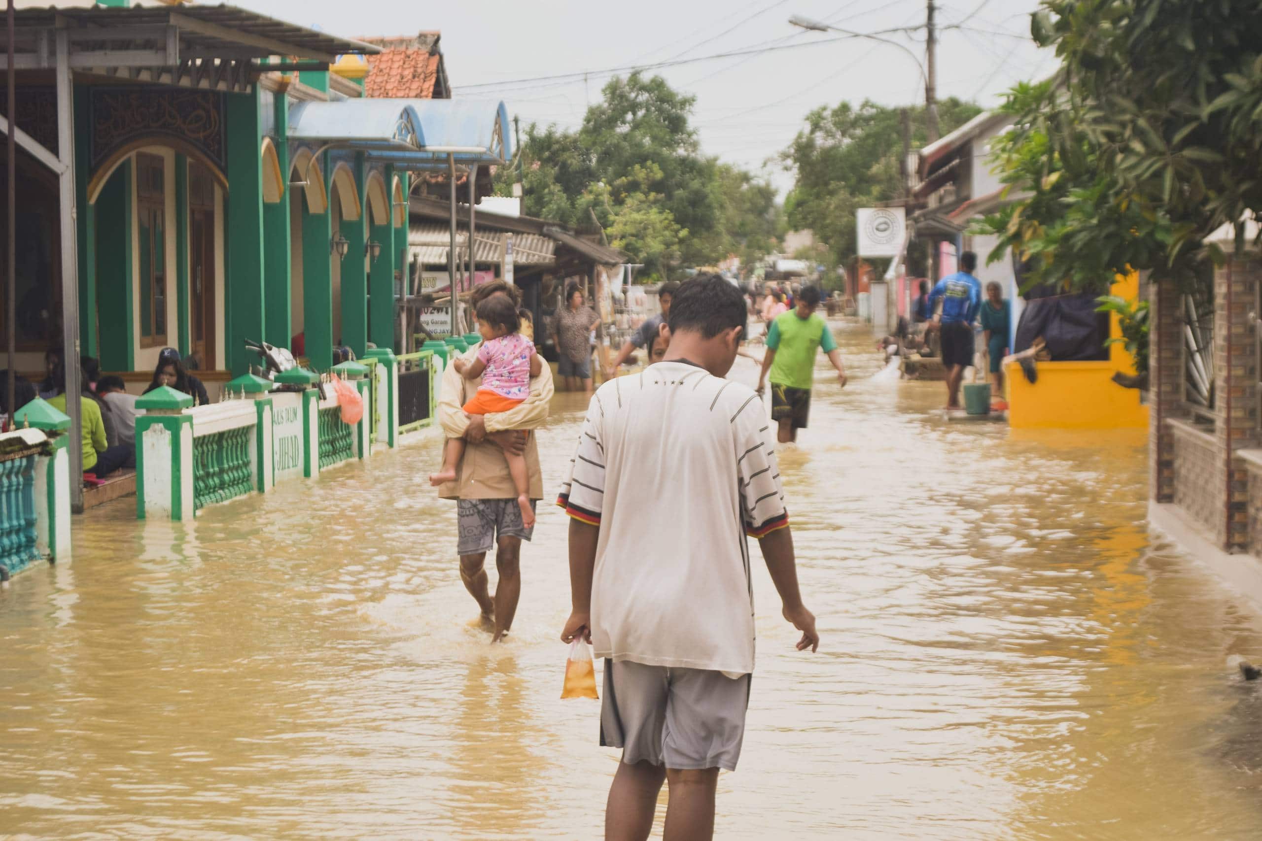 Mayores y más frecuentes inundaciones, uno de los efectos del cambio climático. Créditos: Misbahul Aulia / Unsplash