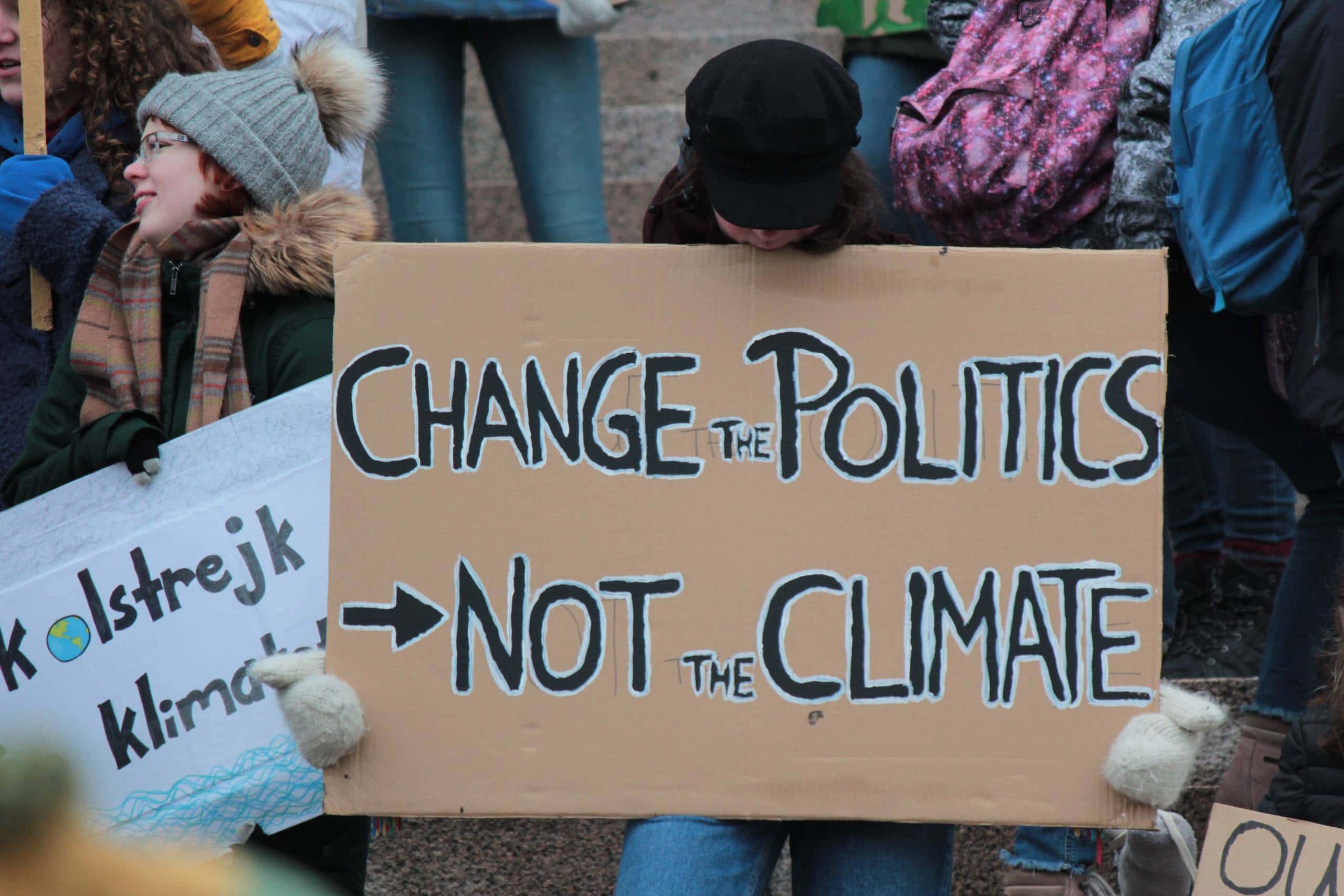 Cartel de una movilización en Helsinki, Finlandia. El cartel dice: "Cambien las políticas, no el clima". Créditos: Tania Malréchauffé / Unsplash