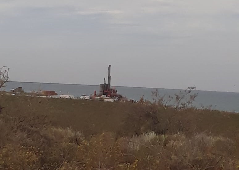 Plataforma petrolera cerca del lago Mari Menuco