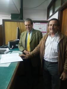 Ignacio Zavaleta, de 350.org en Argentina, y el Dr. Fernando Armanague, abogado, presentando la acción de amparo por inconstitucionalidad en tribunales de Mendoza