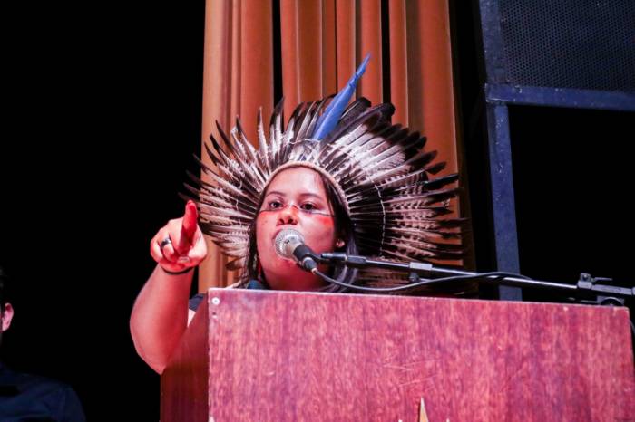 La líder indígena Andreia Takua hablando en defensa de las comunidades en riesgo de ser afectadas por un proyecto de mina de carbón en Porto Alegre, Brasil. Los pueblos indígenas son y seguirán siendo referentes en la lucha climática.