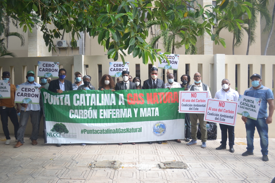 Movilización en las afueras del Tribunal Superior Administrativo por la contaminación en Punta Catalina, República Dominicana