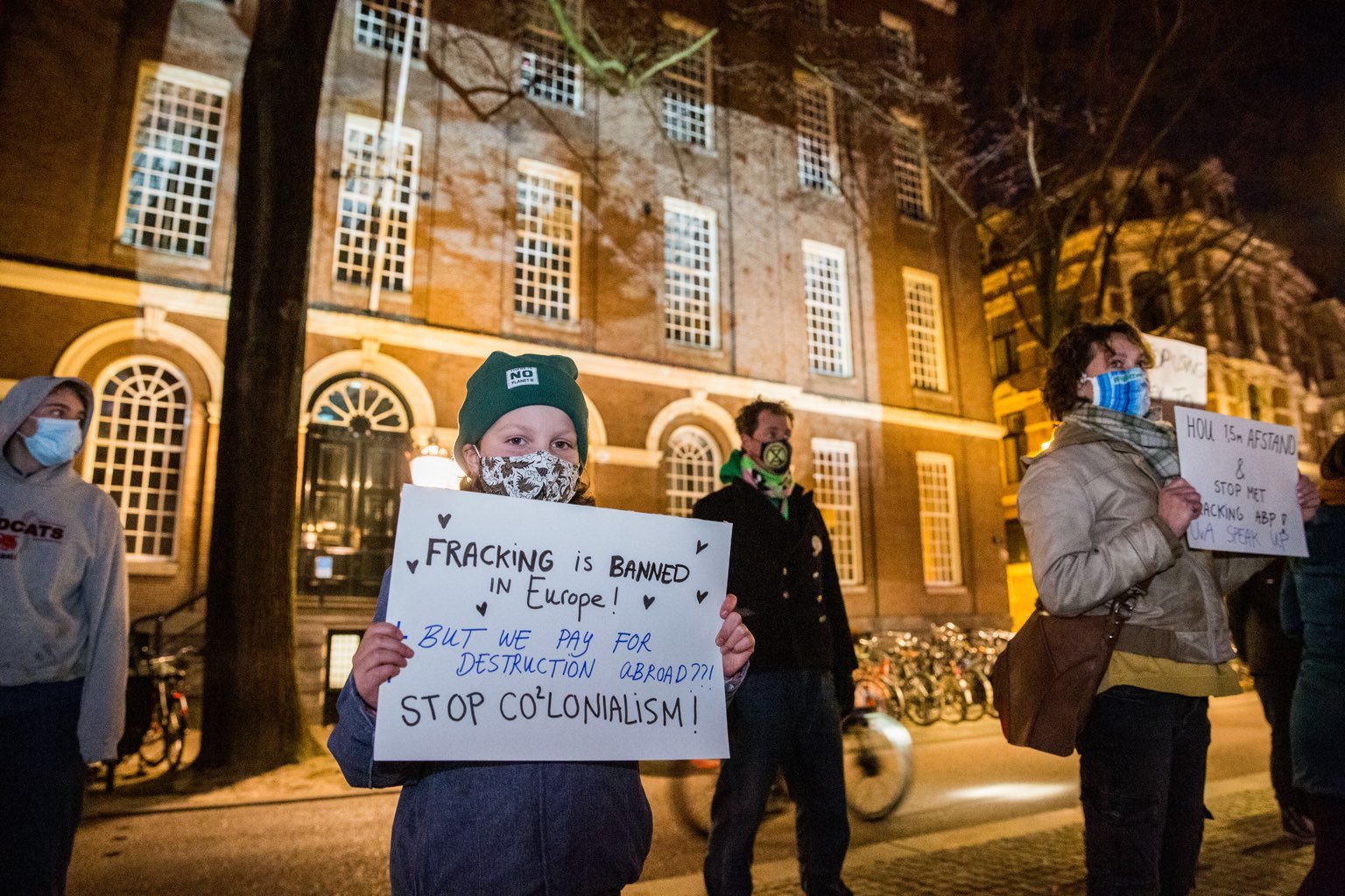 Imagen de la movilización del 6 de Marzo de 2021 en la Universidad de Amsterdam en contra del fracking en Vaca Muerta