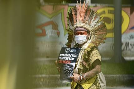 Ninawa Huni Kui in front of the Fossil Auction Event protesting for Amazon lands