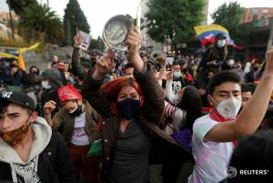 Manifestantes en protesta por cambios políticos y sociales en Colombia, en uno de los paros de mayo de 2021.
