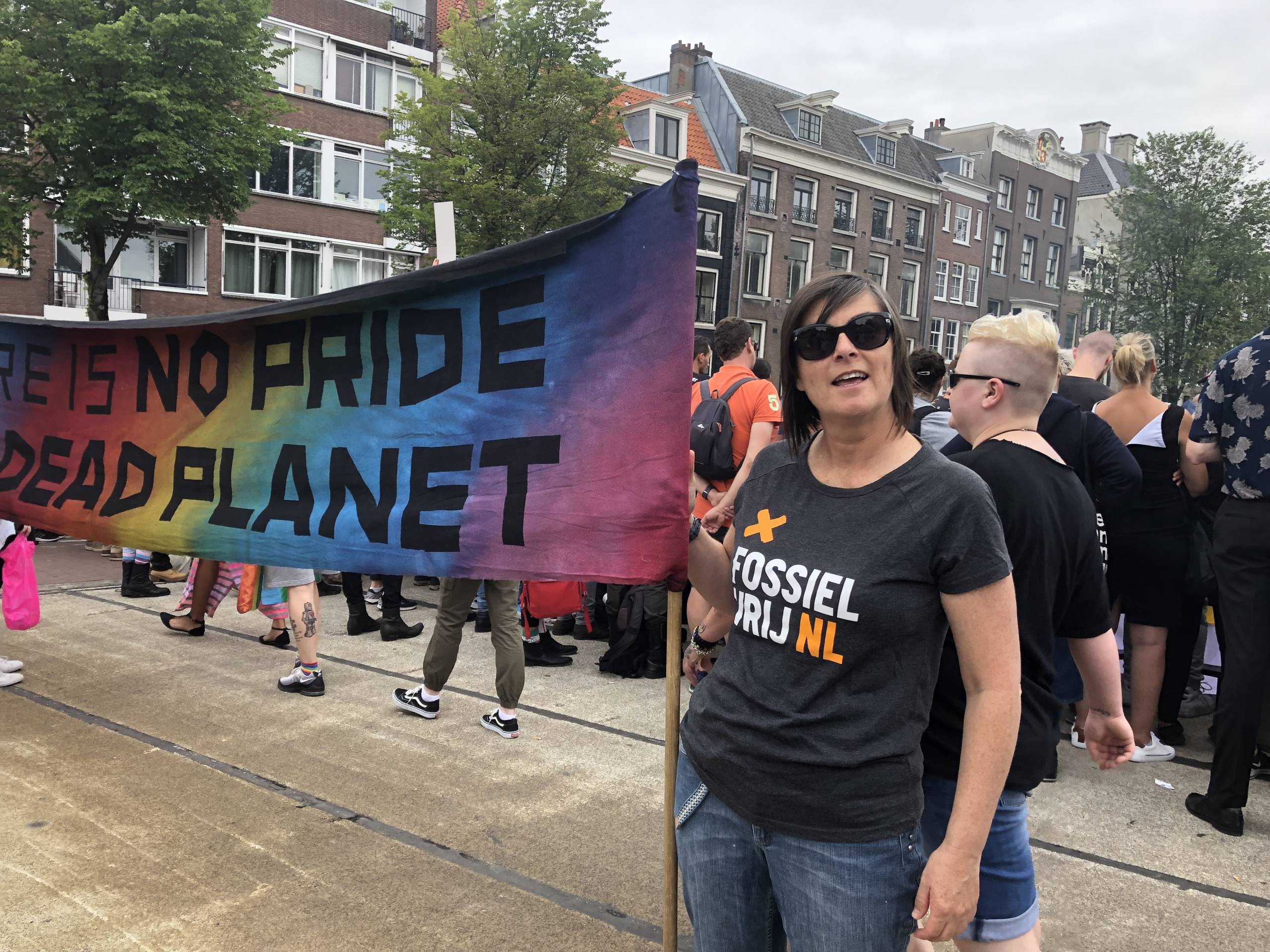 Dawn Betteridge es una activista queer y climática, tiene múltiples pasaportes y no cree realmente en las fronteras geográficas. Es Director de Estrategia y Aprendizaje Integrado en 350.org y actualmente vive en los Países Bajos.