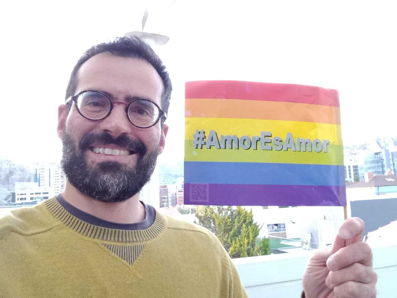 Peri Dias es un periodista brasileño gay al que le encanta escuchar las historias de la gente y trabaja para luchar contra la injusticia. Es Gerente de Comunicaciones de 350 para América Latina.