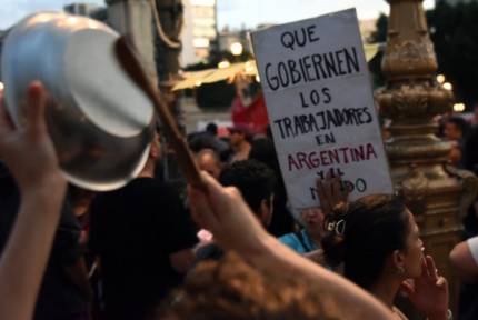 Miles de personas están saliendo a las calles de Buenos Aires y otras ciudades argentinas para protestar contra las propuestas retrógradas del gobierno. Crédito: Nicolas Solo/ Argentina Indymedia