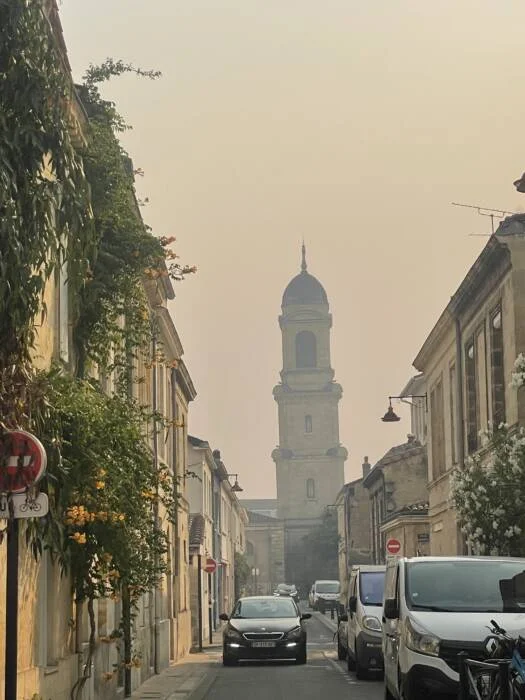 Ciel assombri par la fumée des feux de forêts à Bordeaux