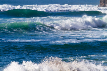 Vagues qui déferlent sur une plage