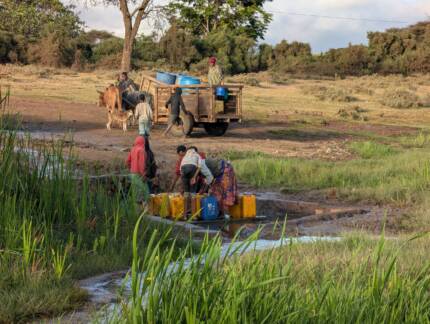 Des femmes de la communauté de Diloda vont chercher de l’eau. Crédit : Ziadah