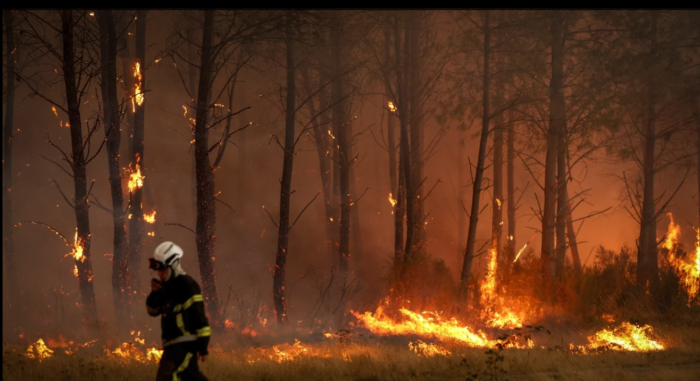 Pompier intervenant durant un incendie en France