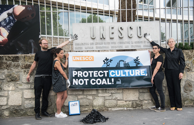 Ativistas protestam em frente a escritório da UNESCO, em Paris, para pedir mais proteção aos locais considerados Patrimônio Mundial da Humanidade (Foto: 350.org).