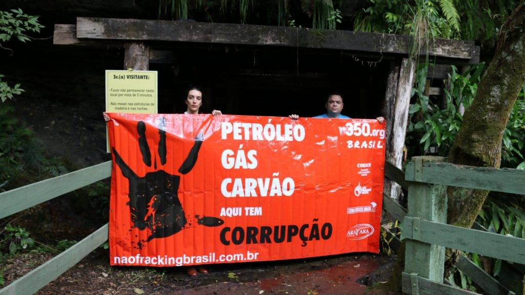Juliano Bueno de Araujo, à direita, esteve na Mina Velha em Ibaiti (Paraná) com Nicole Figueiredo e equipe de voluntários da campanha Não Fracking Brasil (Foto: 350Brasil / COESUS).