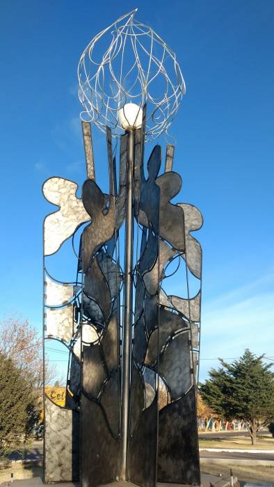Monumento para marcar os 10 anos da Lei 7722, do artista plástico Marcos Salcero, simboliza a união de esforços para proteger a água.