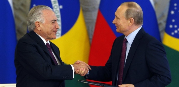 Temer e Putin assinam acordo em Moscow (Foto: Sergei Chirikov/Pool/Reuters).