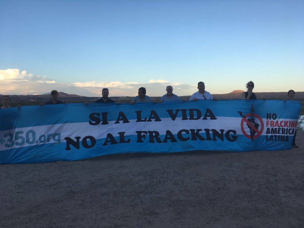 Membros da 350.org América Latina e da COESUS Latino-americana foram testemunhar os impactos do fracking na província de Neuquén, na Argentina (Foto: 350 América Latina).