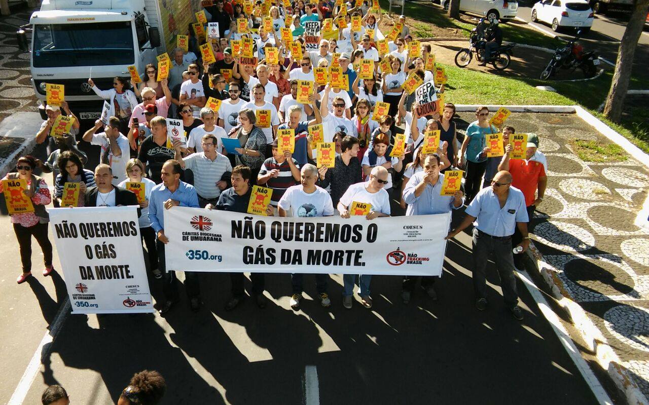 350.org organizes anti-fracking demonstrations with local activists in Paraná, Brazil.