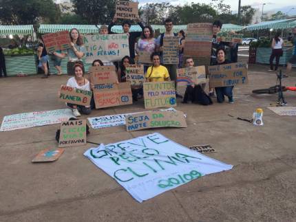 Gabriela Arias, jovem ativista brasileira do Fridays for Future, em São Carlos, SP na cidade de São Carlos, aderem à mobilização da Greve pelo Clima - Fridays for Future