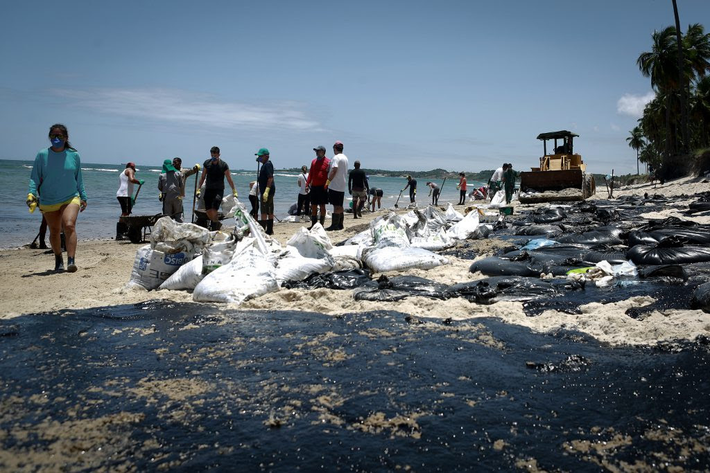 Vazamento petróleo no NE - foto: Léo Malafaia/AFP