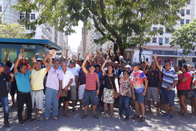 Pescadores artesanais, catadores de caranguejo...se manifestam em Niteroi sobre vazamento de óleo na Baía da Guanabara em 2000 (16/12/2019)