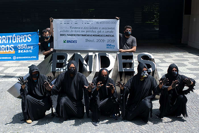 350 e AHOMAR em frente ao BNDES protestando contra investimentos em combustíveis fósseis