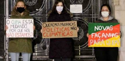 Jovens seguram cartazes em protesto contra o carvão no Rio Grande do Sul