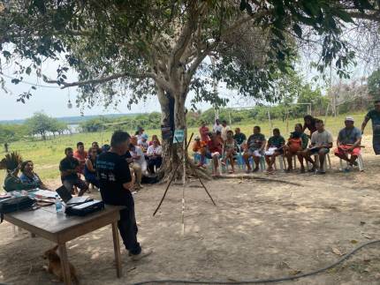 Indigenista da 350 Brasil conversa com comunidades indígenas sobre transição energética justa e soluções alternativas aos combustíveis fósseis