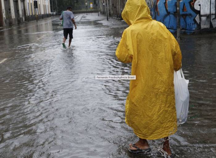 Enchente no Rio: pressão sobre governos por medidas de adaptação e limitação à crise climática pode ajudar a evitar nova tragédias