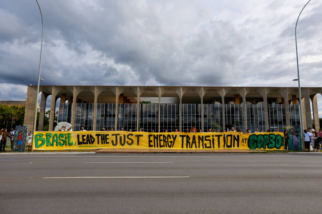 Lideranças pedem resposta a carta entregue no ATL demandando o fim dos combustíveis fósseis, a transição energética justa e a liderança indígena na COP30