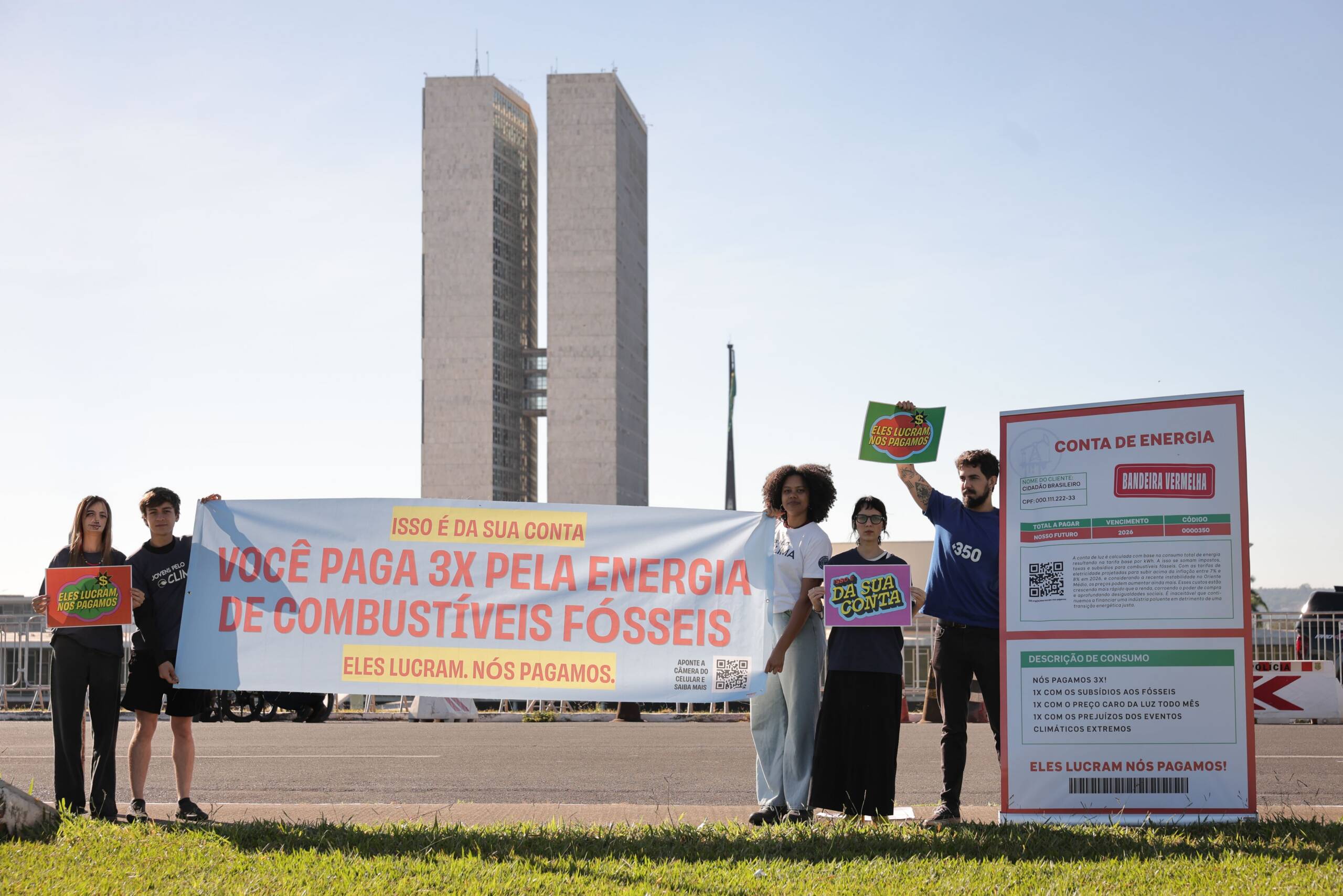 Ativistas em frente ao planalto pedindo para que a conta de energia seja mais limpa e barata