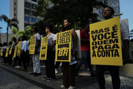 Homens e mulheres protestam em frente à Petrobras que anuncia lucro bilionário