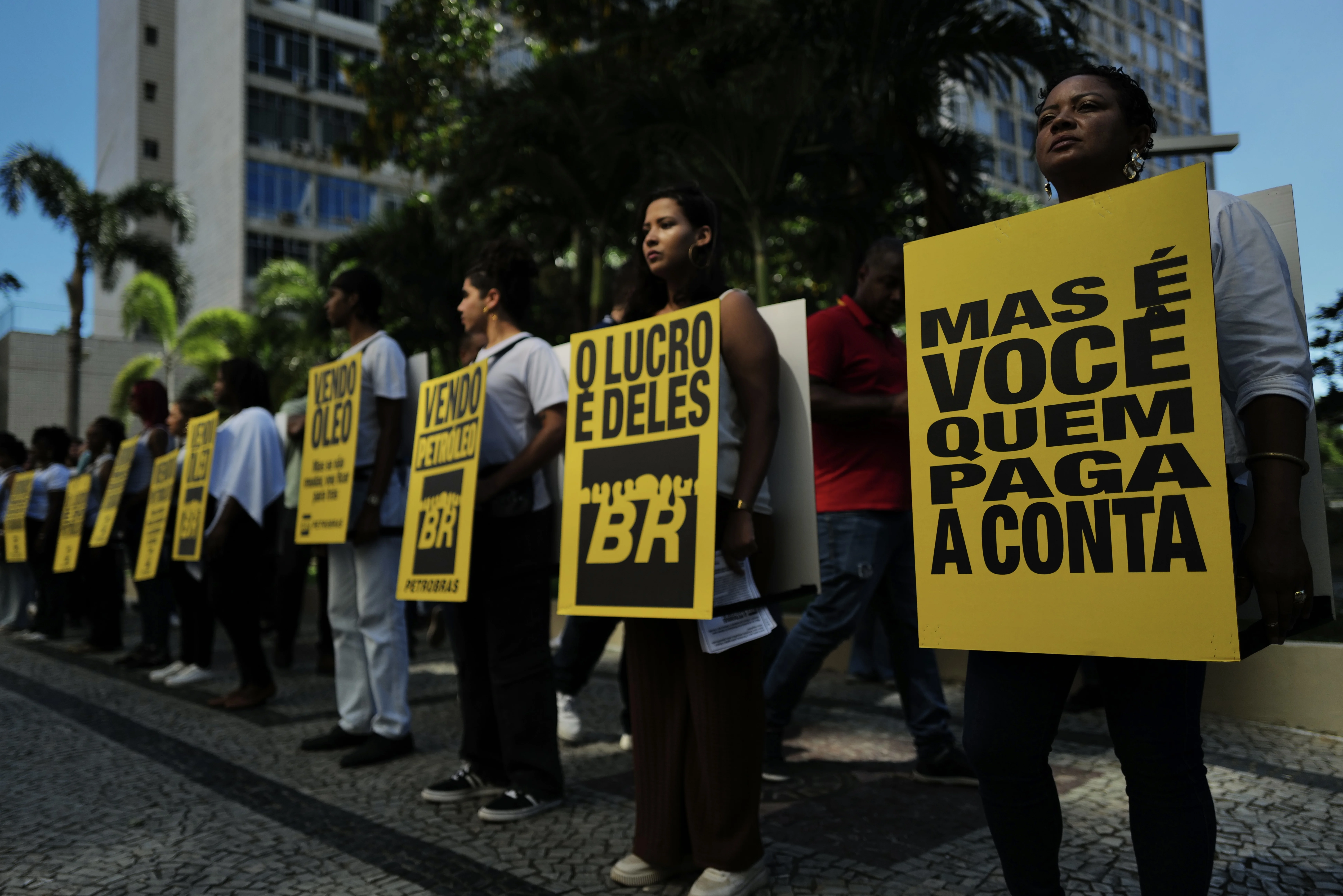 Homens e mulheres protestam em frente à Petrobras que anuncia lucro bilionário