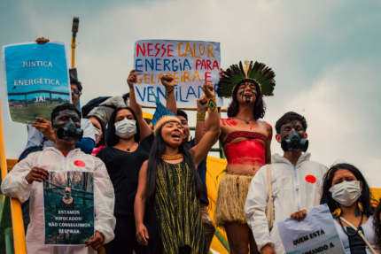 Pessoas pedindo por transição energética justa