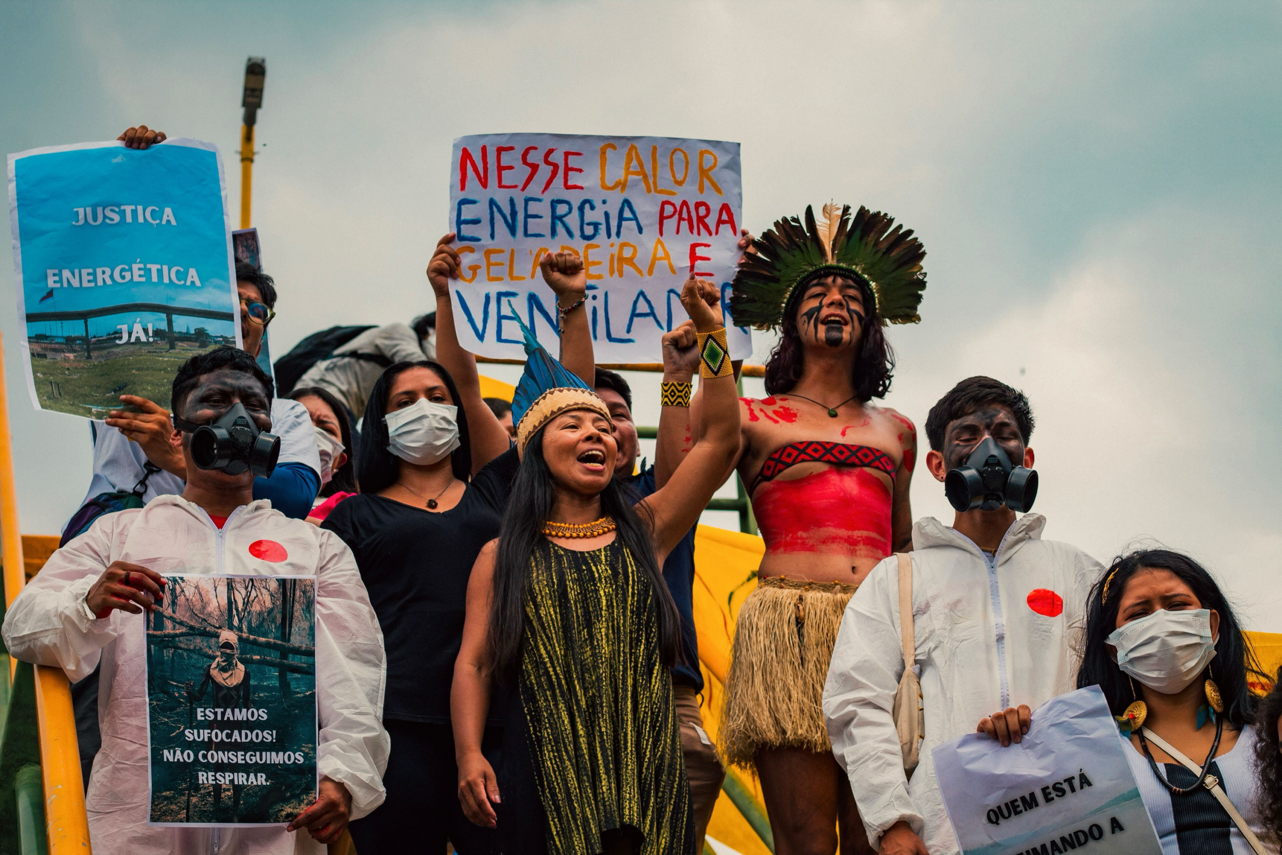 Pessoas pedindo por transição energética justa