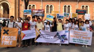 Communities across the planet held powerful actions at over 60 CommBank branches. Among those that participated are the youth volunteers from 350.org Vietnam.