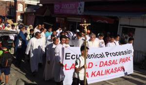  More than 1,500 protesters, led by Church leaders, staged a procession in Atimonan, Quezon province to dramatize opposition to the proposed 1,200-megawatt (MW) coal-fired power plant in the town that faces the Pacific Ocean, some 173 kilometers south of Manila.