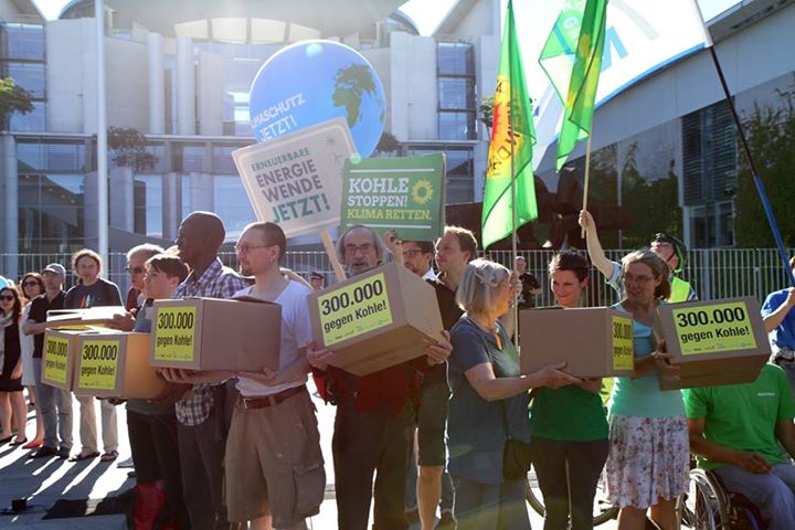 On 1 July, 500 people gathered outside the German Chancellery to deliver 300.000 signatures against coal.