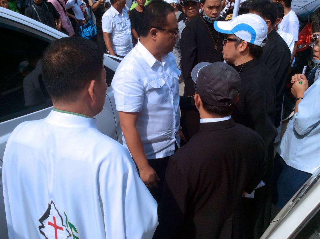Security personnel in plain clothes confront the protesting priests. Photo: Fread De Mesa