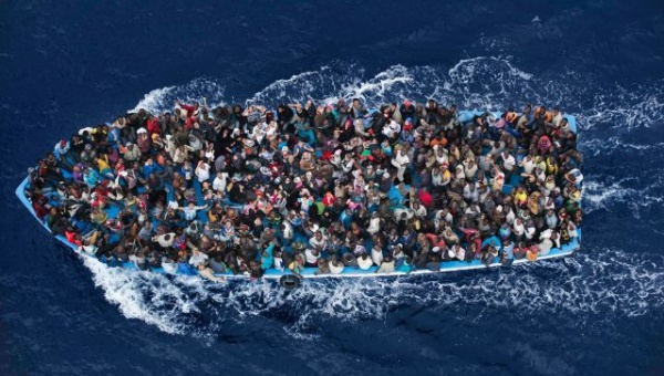 A boat carrying migrants in the Mediterranean, February 12, 2015. | Photo: Reuters