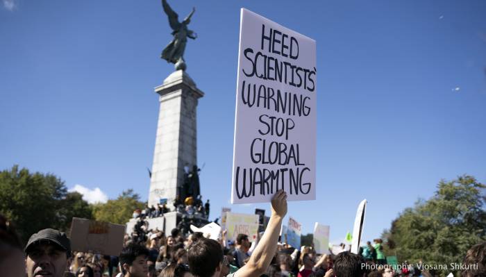 A sign that reads: Heed Scientists' Warning: Stop Global Warming